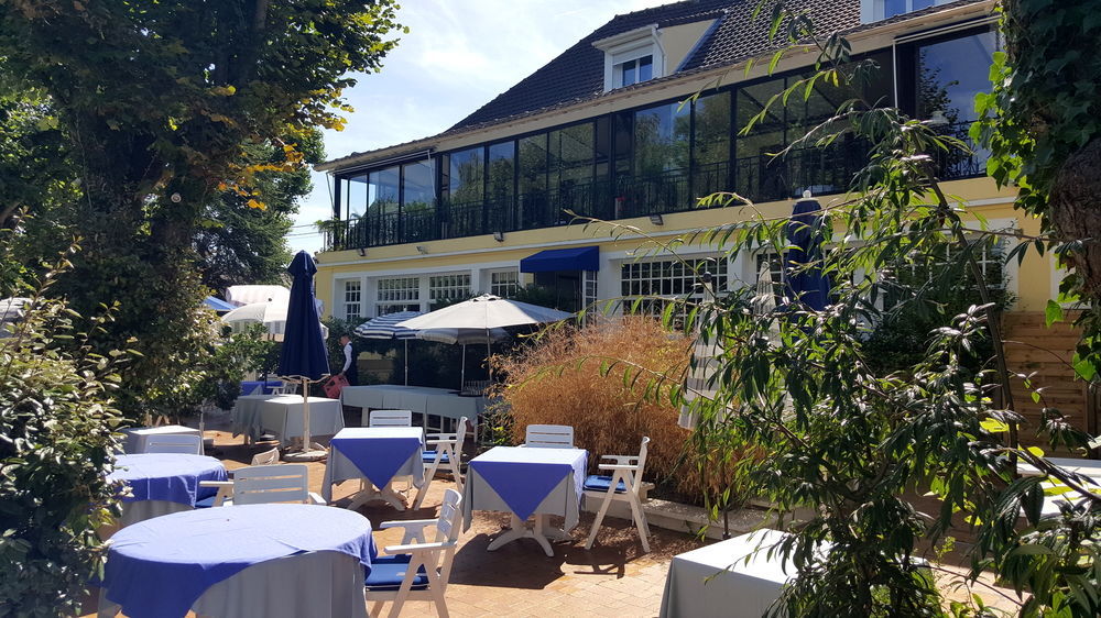 Logis - Hotel & Restaurant Le Gonfalon Germigny-l'Eveque Экстерьер фото
